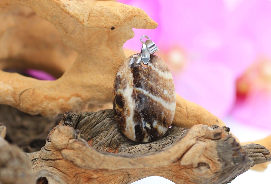 Pendentif goutte en Opale noire de Madagascar