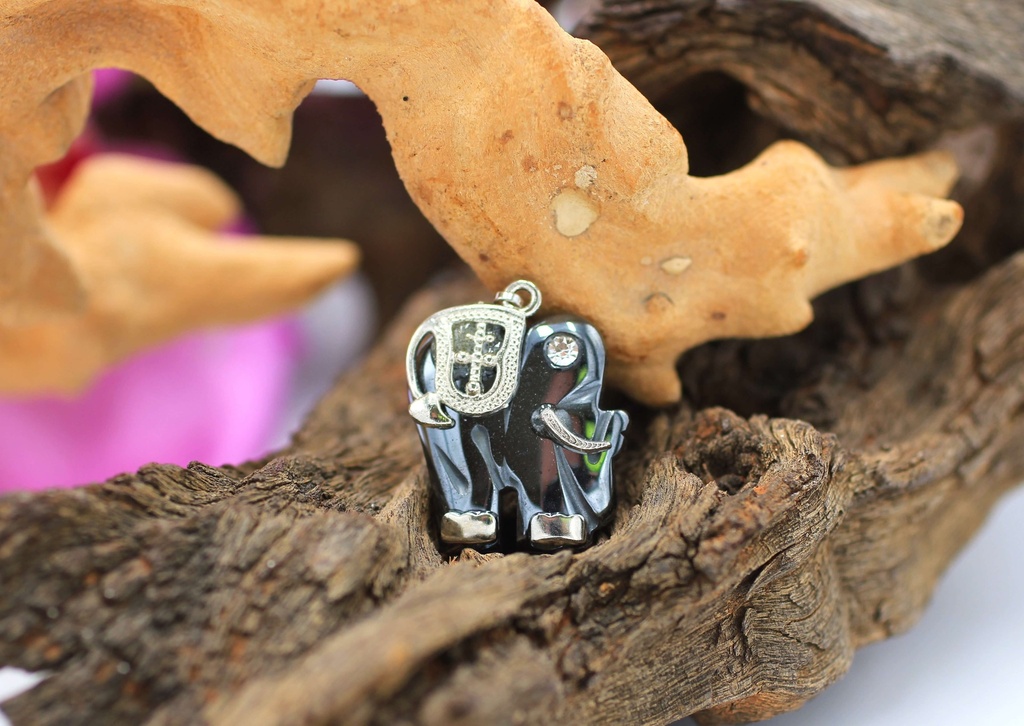 Pendentif Eléphant en Hématite