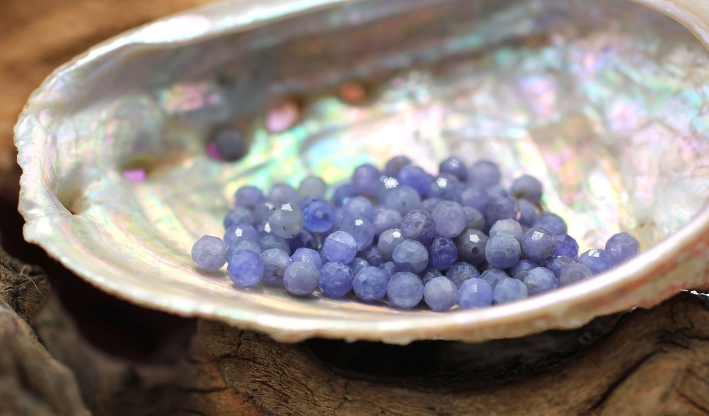 Perle 4mm facettée en Tanzanite bleue