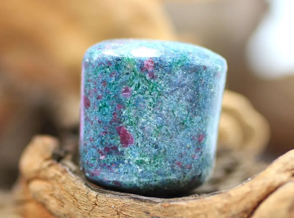 Fuschite avec Rubis et Cyanite bleue roulé