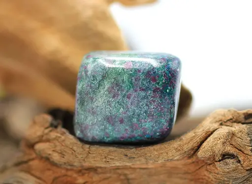 Fuschite avec Rubis et Cyanite bleue roulé