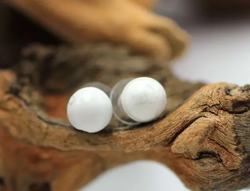 Boucles d'oreille clou en Howlite