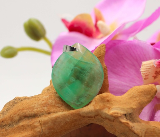 Pendentif feuille en Fluorite verte